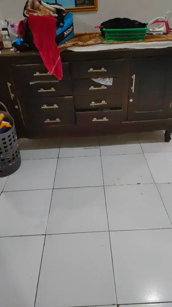 Bufet TV kokoh kayu solid