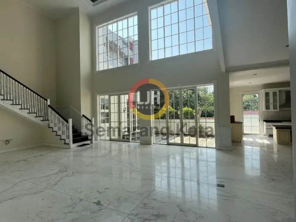 Rumah Mewah Bergaya Kolonial di daerah Gajah Mungkur