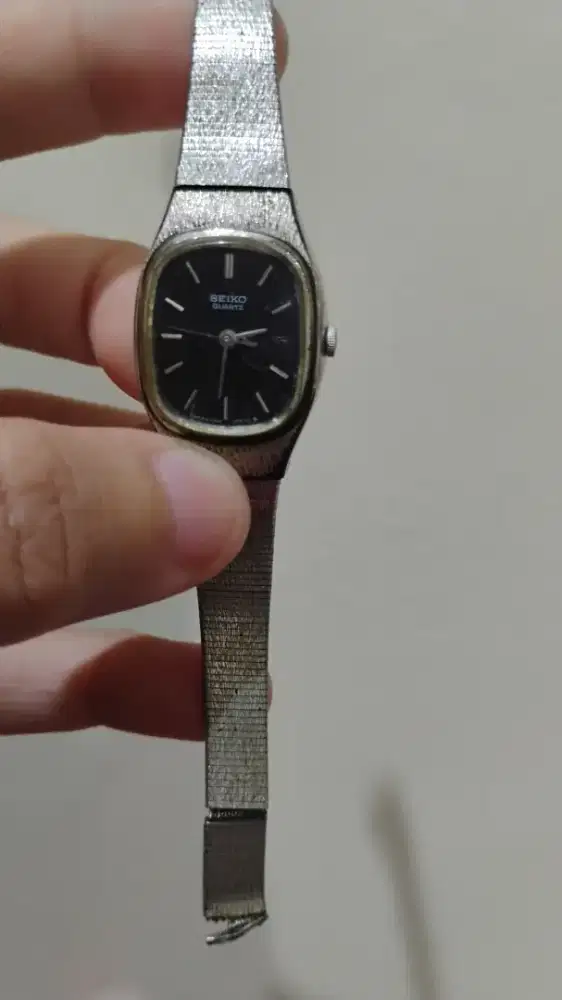 Dijual jam tangan Seiko quartz vintage Ori model klasik elegan