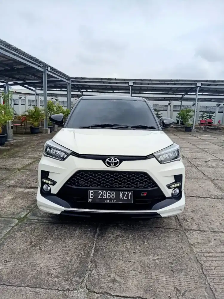 Toyota raize GR 1.0 two tone at 2022 Tdp 15 jt