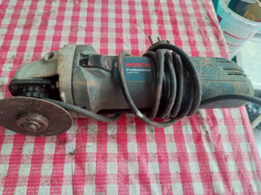 Mesin gerinda tangan Bosch GWS 060