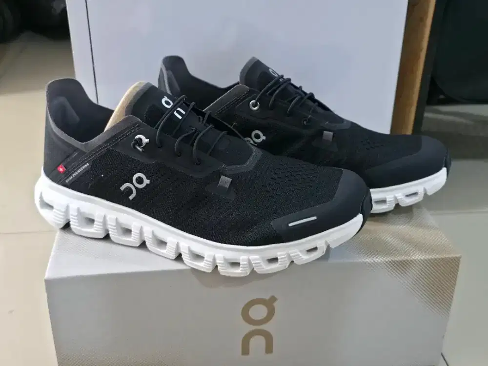 On cloud 6 Coast Black White 
Kondisi BNWT  size 43