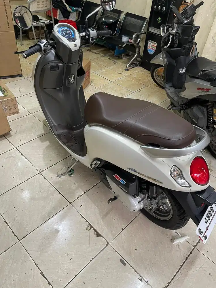 Scoopy 2023 CBS Prestige Putih