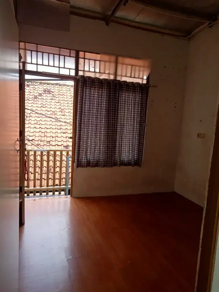 KONTRAKAN 2PETAK DILANTAI DUA PARKIRAN MOTOR DI GARASI BAWAH – KLENDER