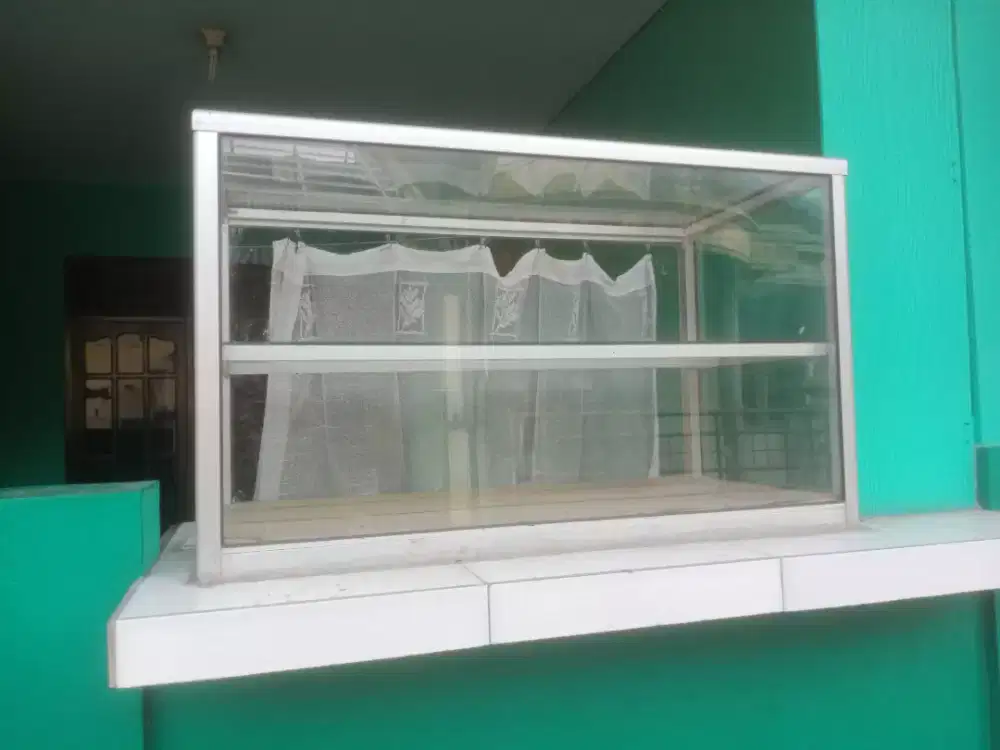 Etalase kaca sedang