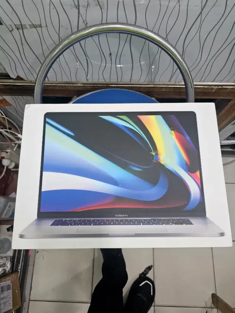 Macbook pro 2019 16 inch i7 ram 16 ssd 512