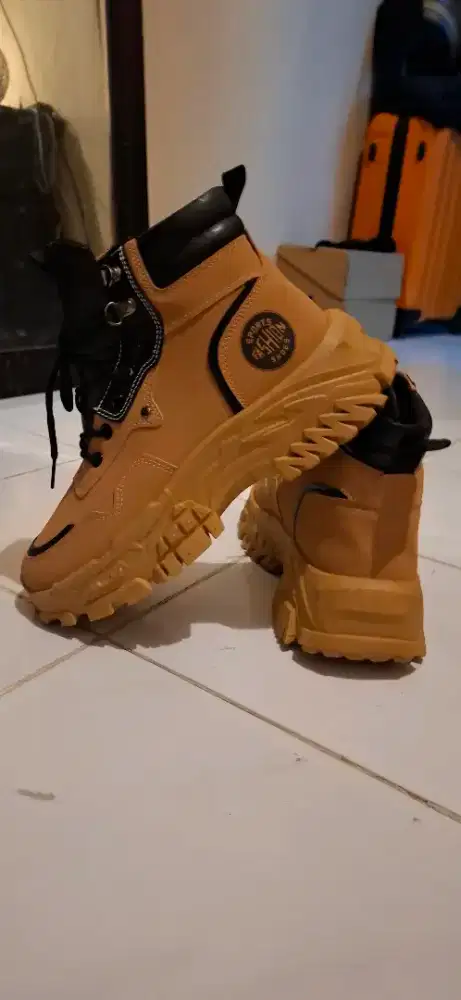 Sepatu BOOT coklat anti air model CAT