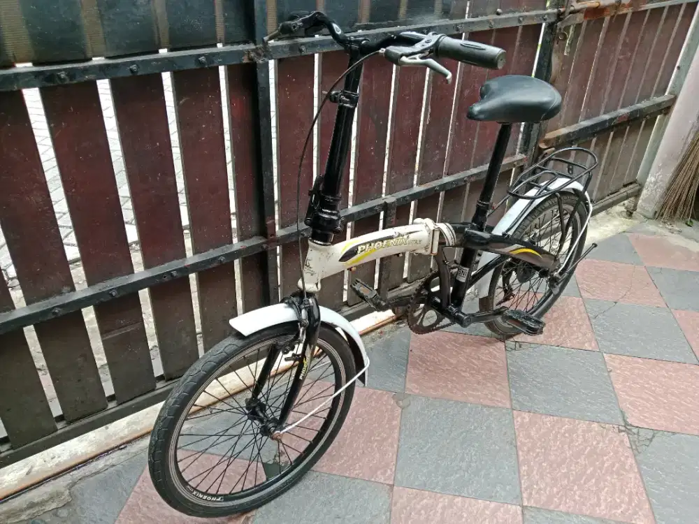 Sepeda lipat warna hitam putih