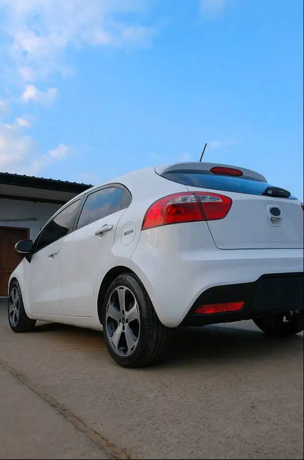 Jual cepat mobil KIA RIO MT 2013 kondisi istimewa