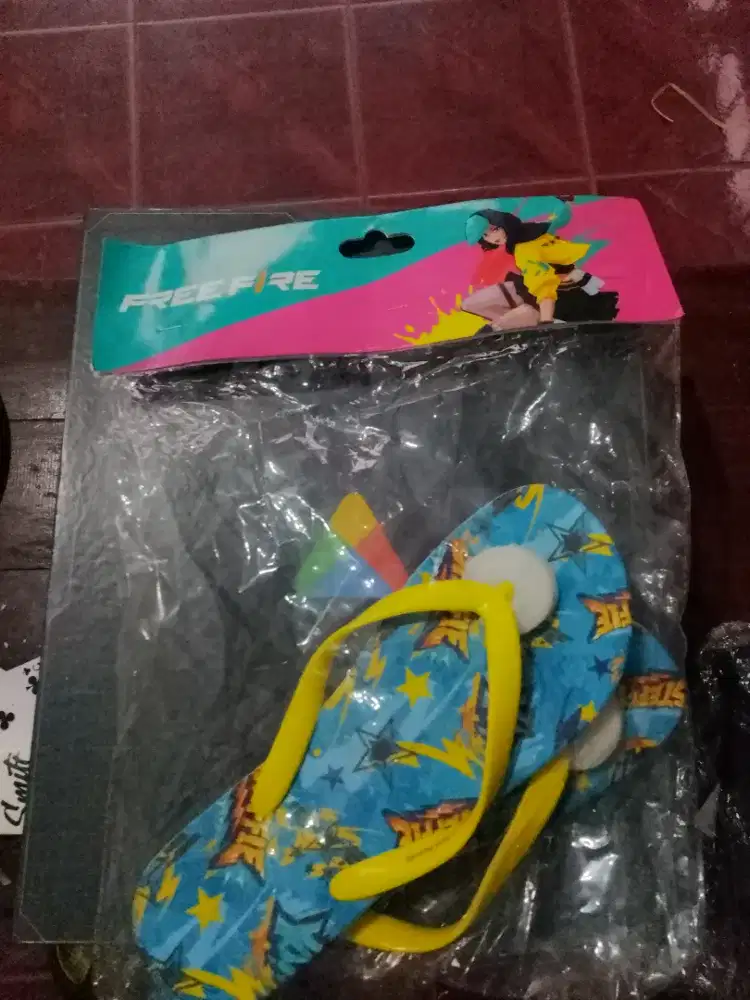 Ori Free fire merchandise shoulder bag, topi dan sendal