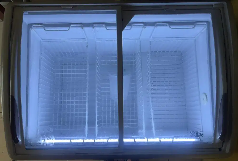 Jual cepat Freezer GEA 260lt