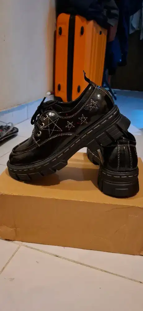 Sepatu Korean Style Hitam Glossy keren