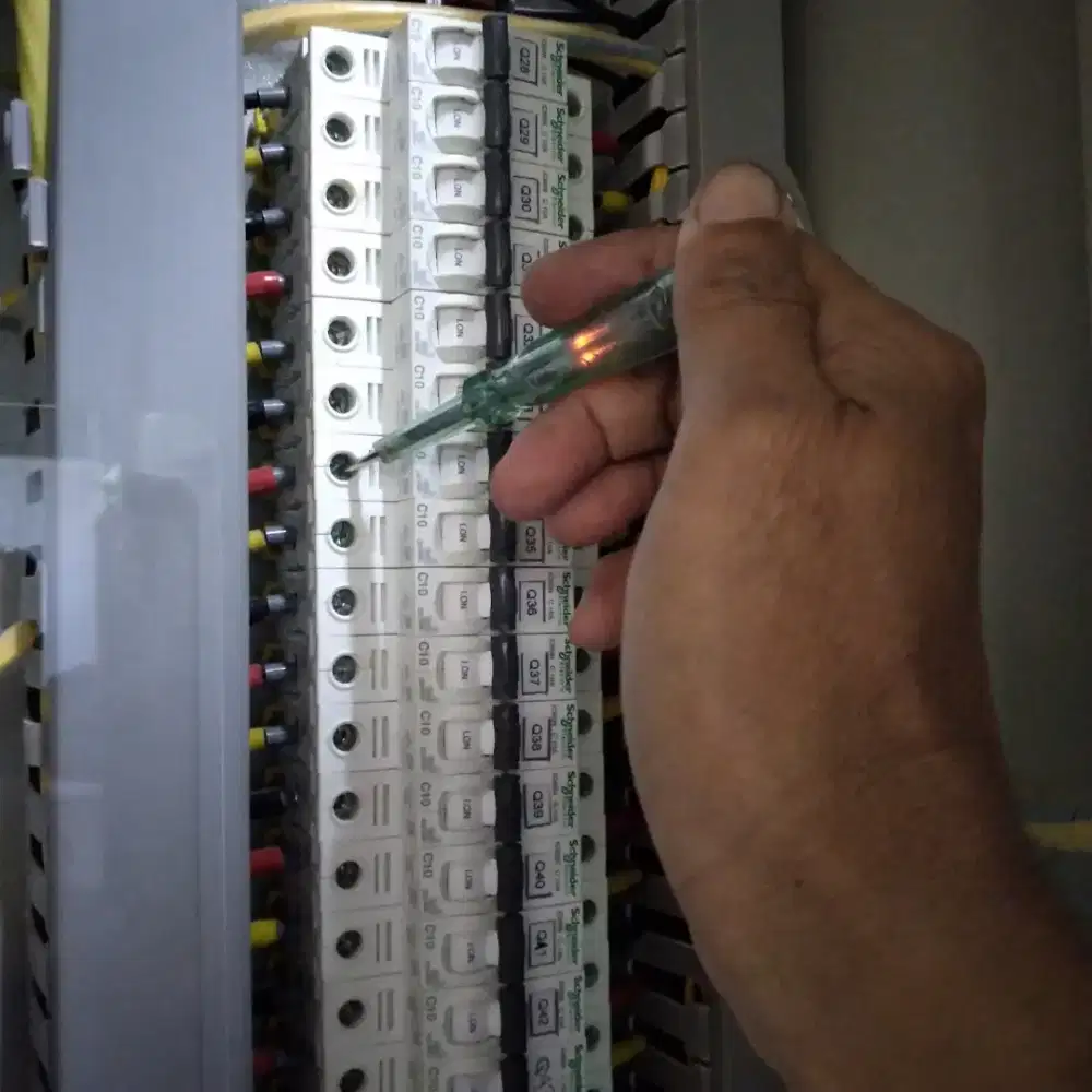 Tukang listrik panggilan