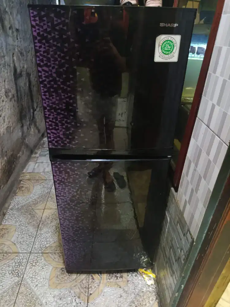 Kulkas 2 pintu merek SHARP
