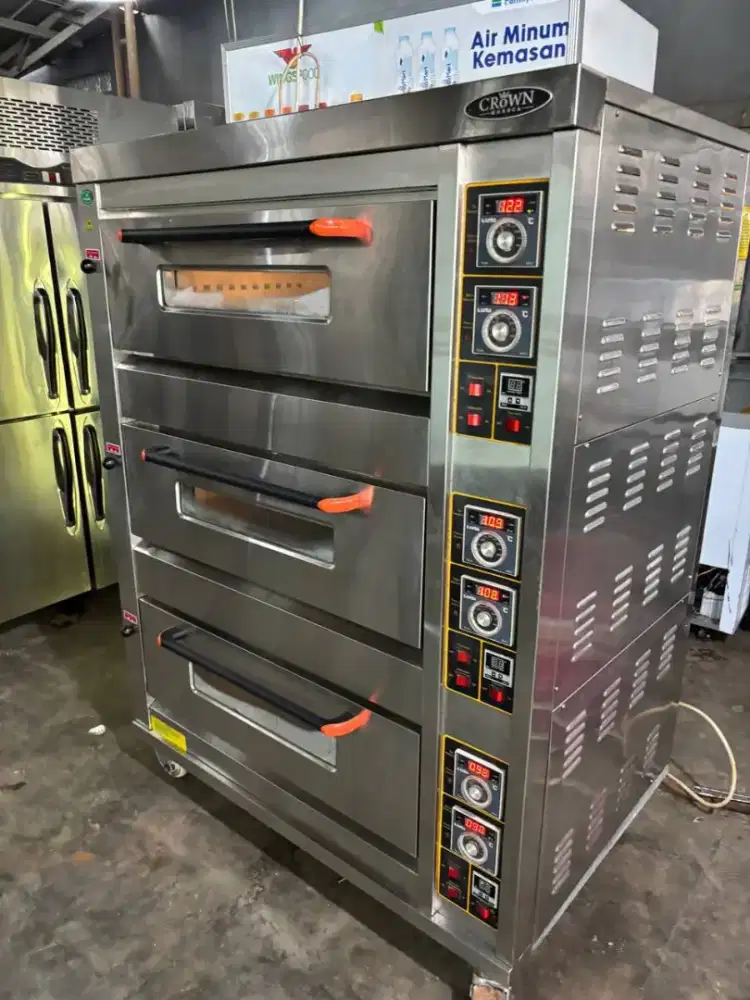 Oven gas crown 3 deck 6 loyang 
Uk 120x80x162 
Hrg 16,5jt