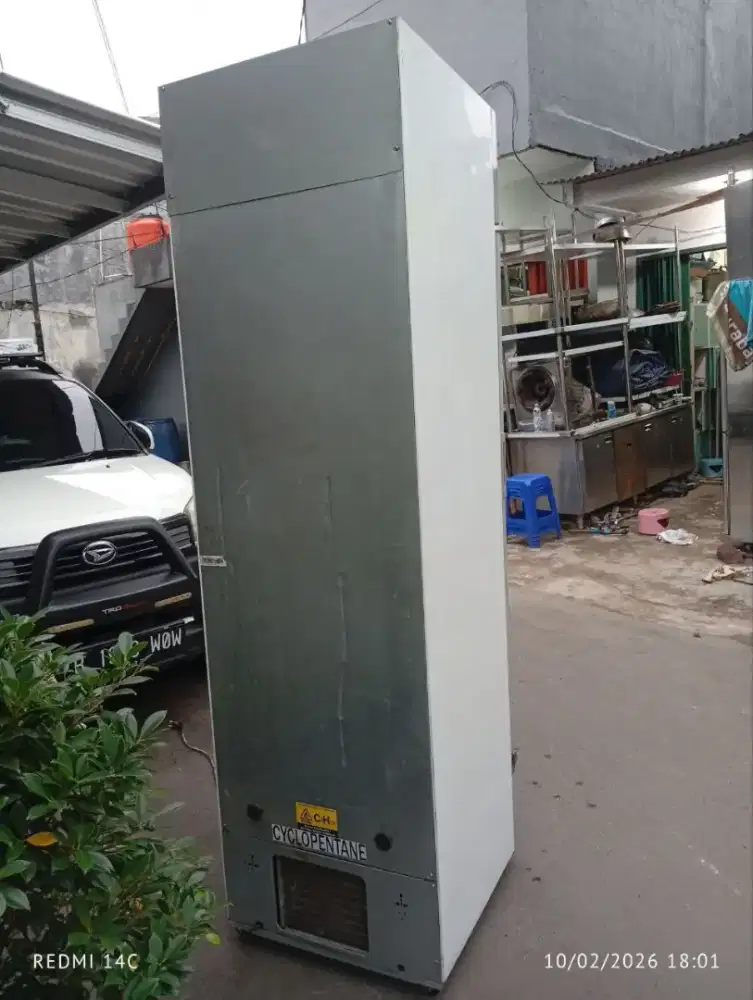 Showcase 1 pintu jumbo
Merk GEA
210×60×63
Kondisi normal siap pakai