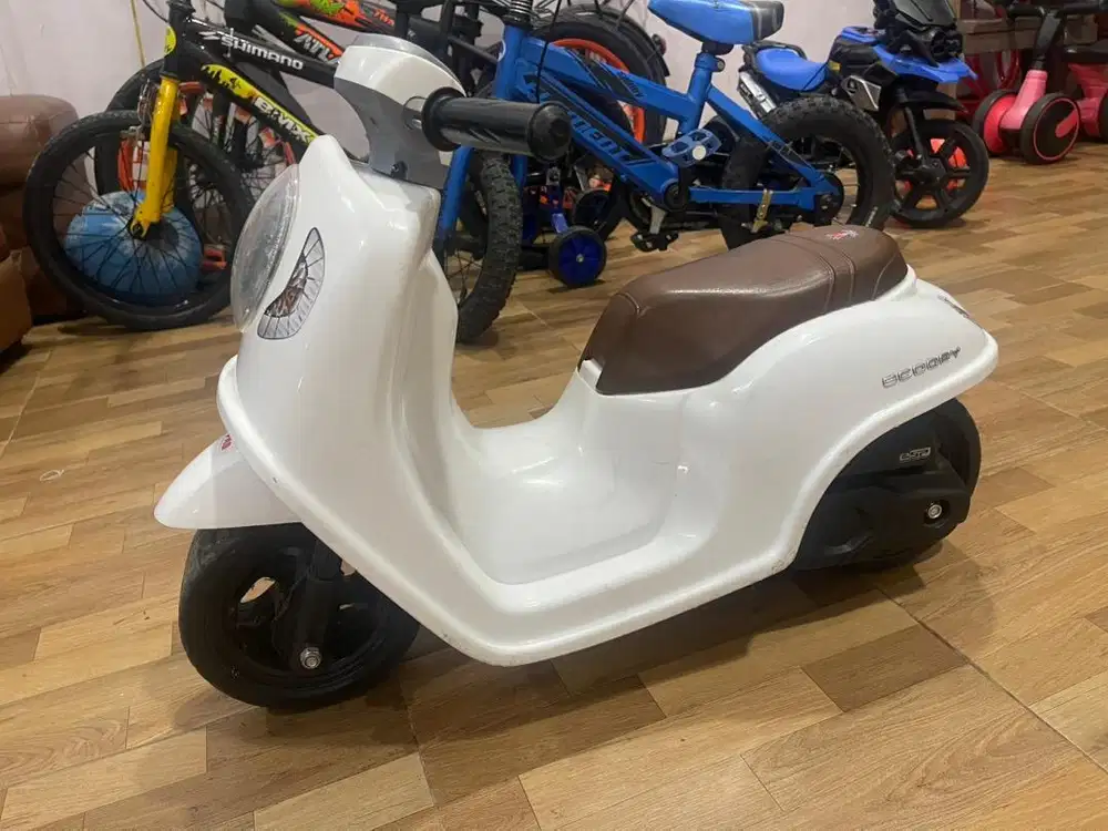 Mainan anak Vespa putih