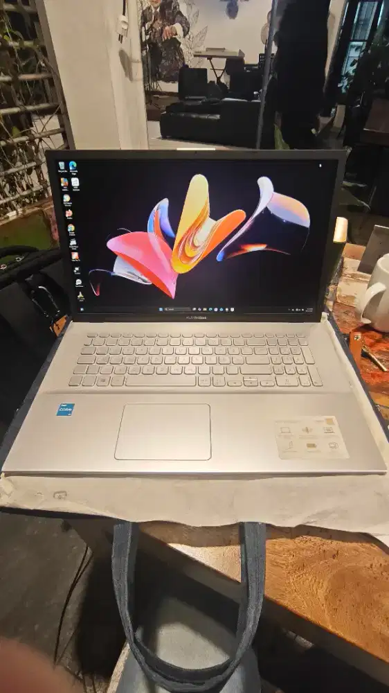 Laptop Asus Vivobook 17 inch kondisi super istimewa like new CBU