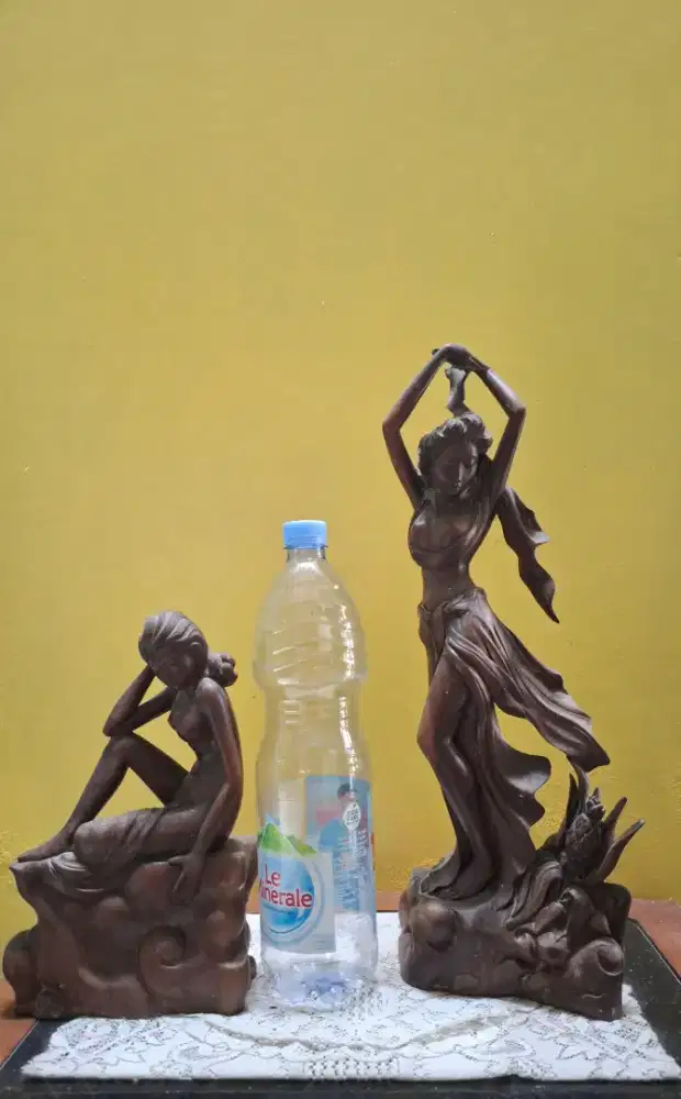 Patung Ukir Gadis Bali Antik