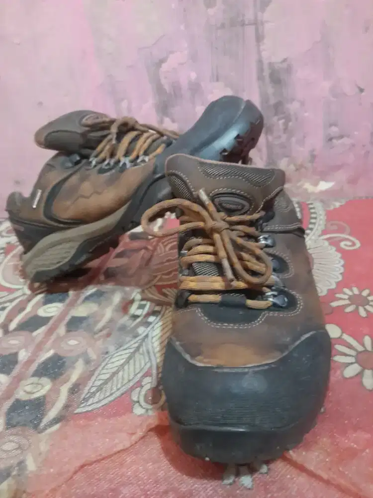 Sepatu inpor, pakaian