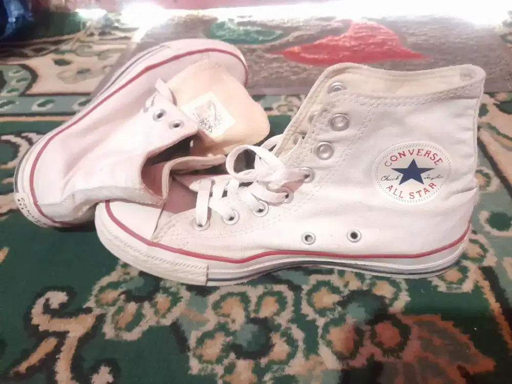 Sepatu inpor, pakaian