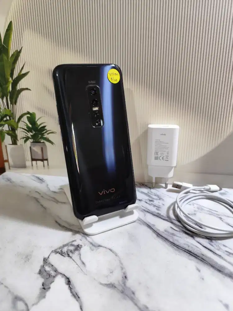 Vivo V17  pro Ram 8/128 HP dan charger mulus no minus.