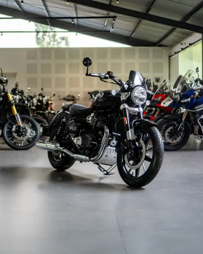 Royal Enfield Super Meteor 650 Aatrak Black 2023