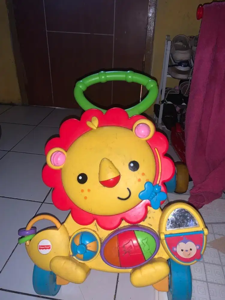 Baby walker(alat berjalan anak)