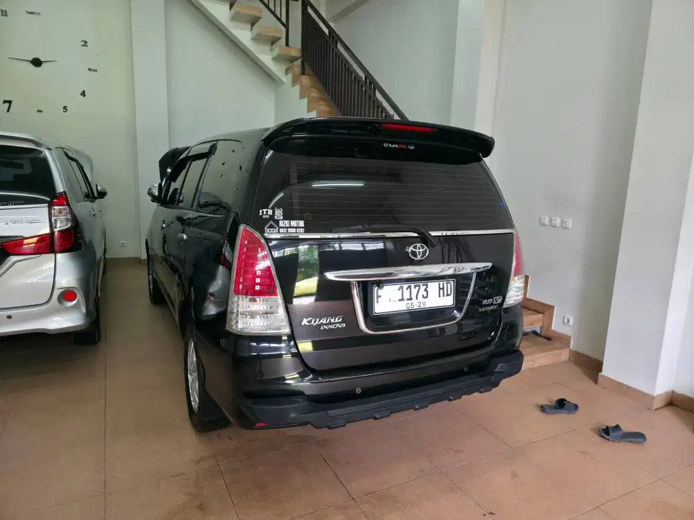 Toyota Kijang Innova Inova V Luxury Manual MT Tahun 2011 Hitam , 2010