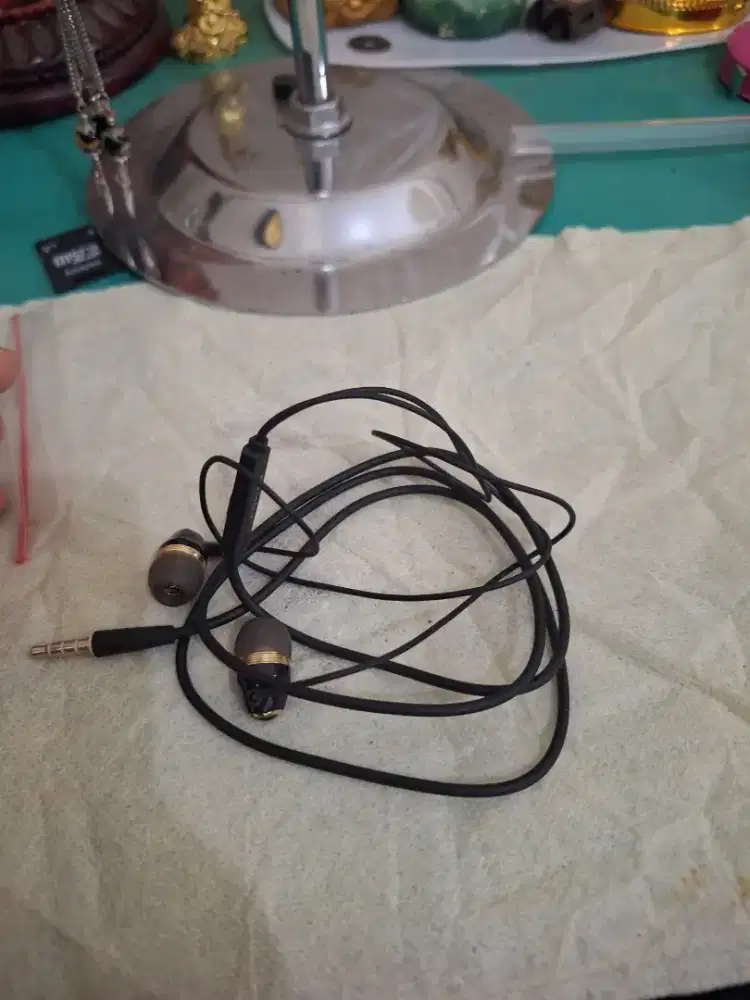 Earphone berkable 
Warna hitam tali pajang 
Limited edition 
Barang t