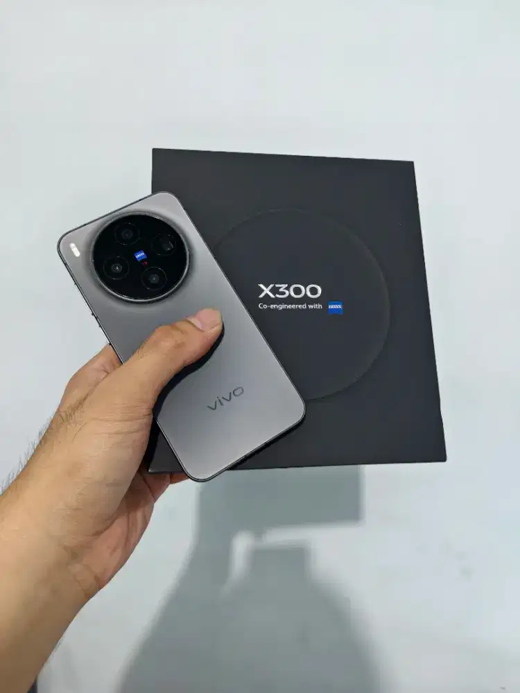 Vivo x300 black 12/256 grs 2 thn