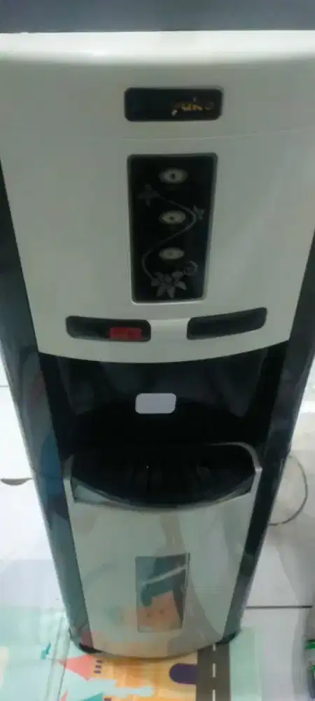 Dispenser panas dingin merek Miyako