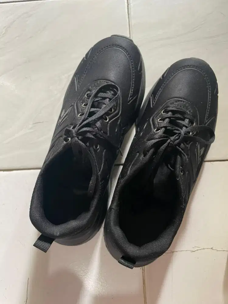 Sepatu Hitam Pria