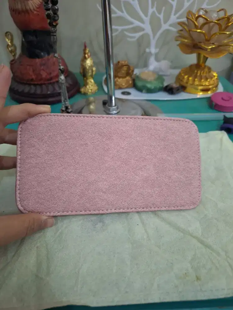 Alas tas warna pink 
Untuk tambahan tas 
Limited edition 
Barang teraw