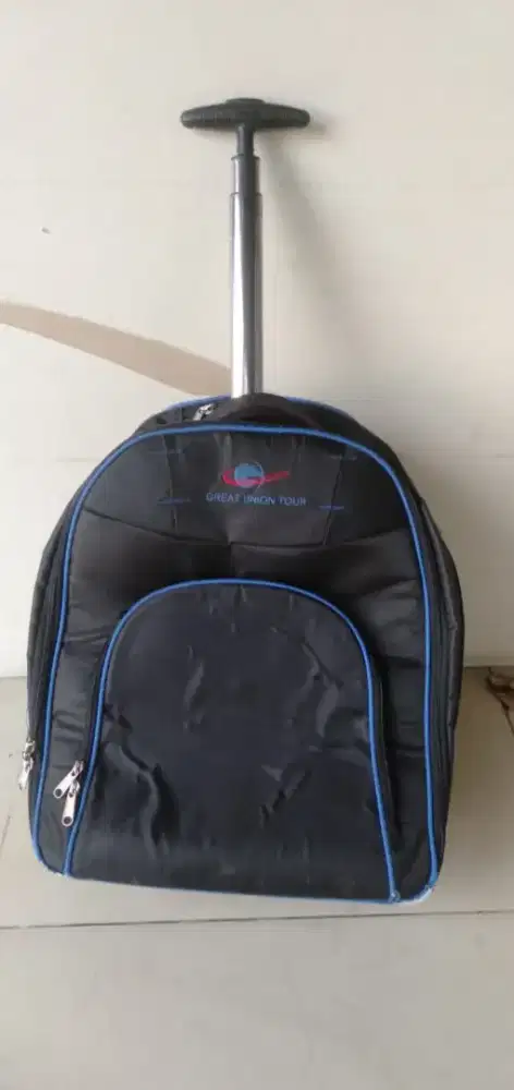 Di jual yg butuh dan minat at tas sandang atau tas koper ada tangkainy