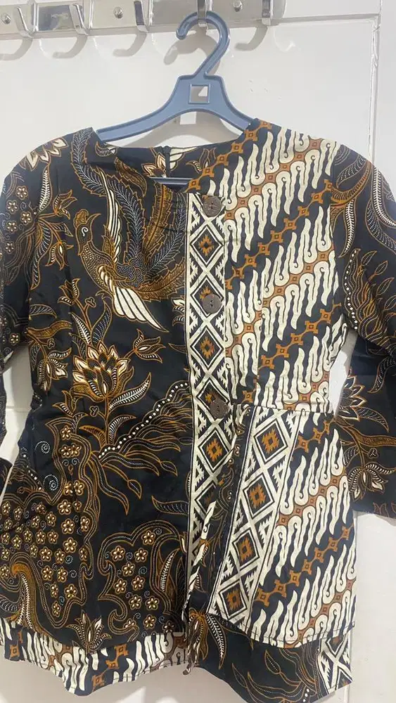 Baju batik lengan panjang wanita