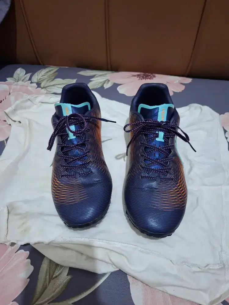 Sepatu bola merk Specs