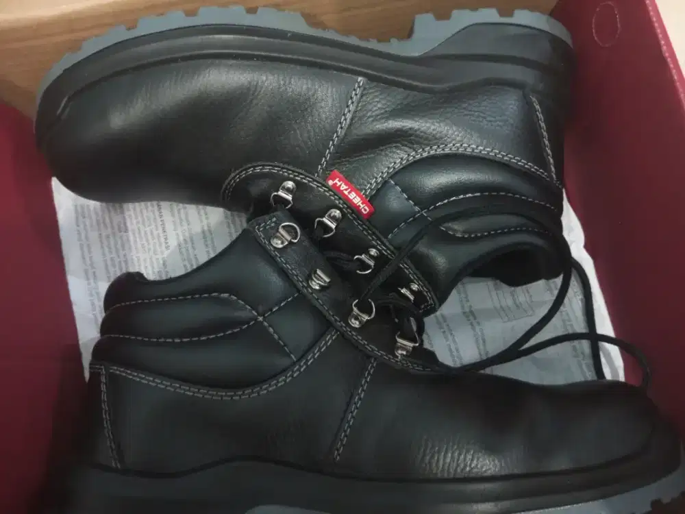 Sepatu bekas tapi baru