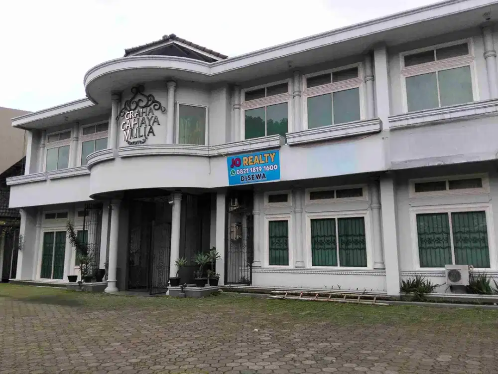 Disewakan Bangunan  Gedung,2 rmh dan bangunan lainnya, cocok untuk Kantor, Restoran,GYM, dan berbagai macam usaha, Strategis ,Akses Tol 3 menit