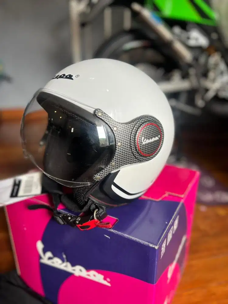 Helm vespa carbon warna putih