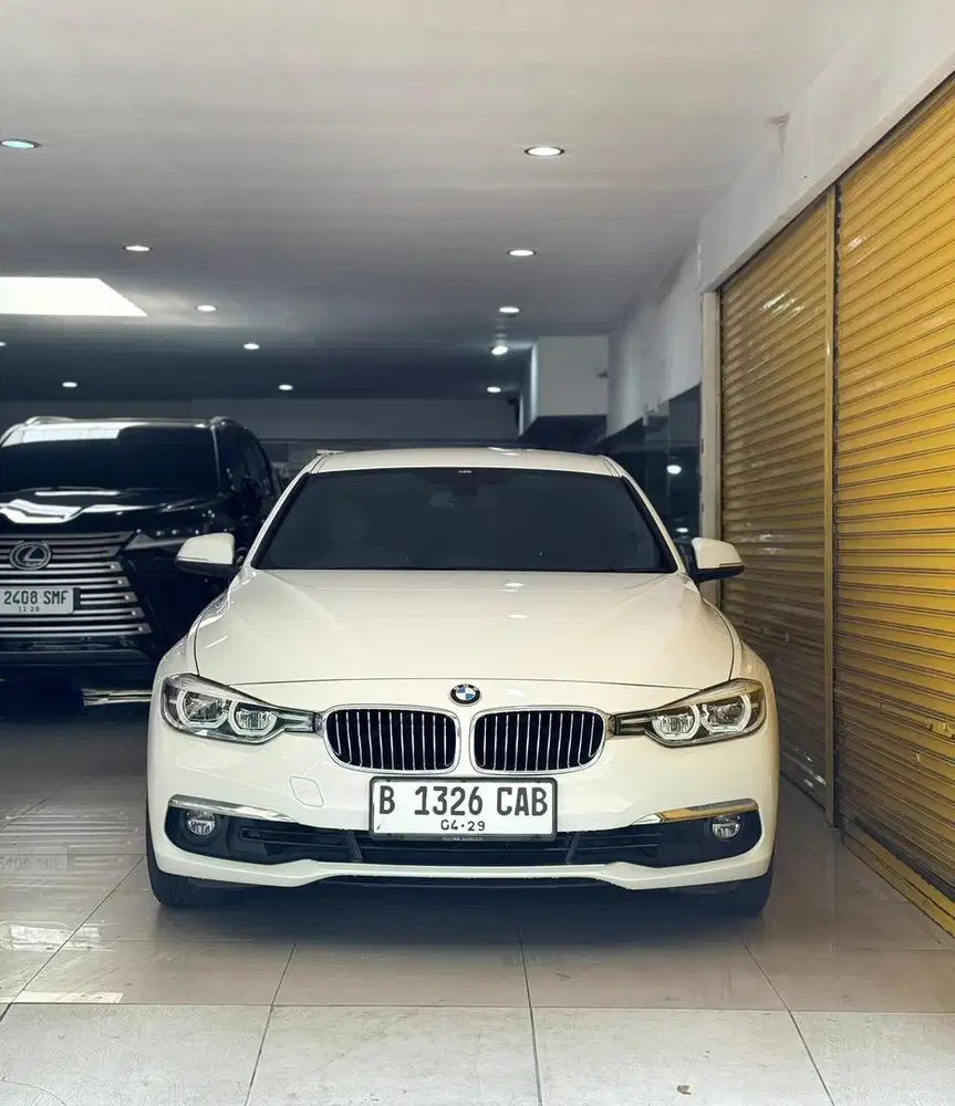 BMW 320 Luxury 2019 April Automatic Putih Metalik Vieta Motor
