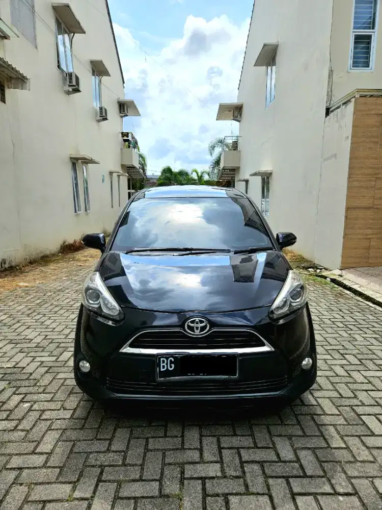 Toyota sienta v at matic 2016