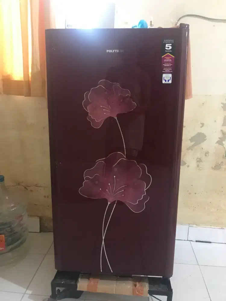 Kulkas polytron pemakaian 7 bulan kondisi msih sangat baru gratis kaki