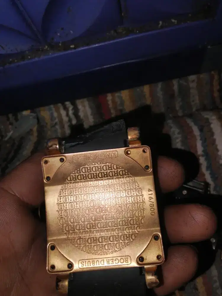 Jual jam tangan merk ROGER DUBUIS boleh dikasi majikan kondisi mati .