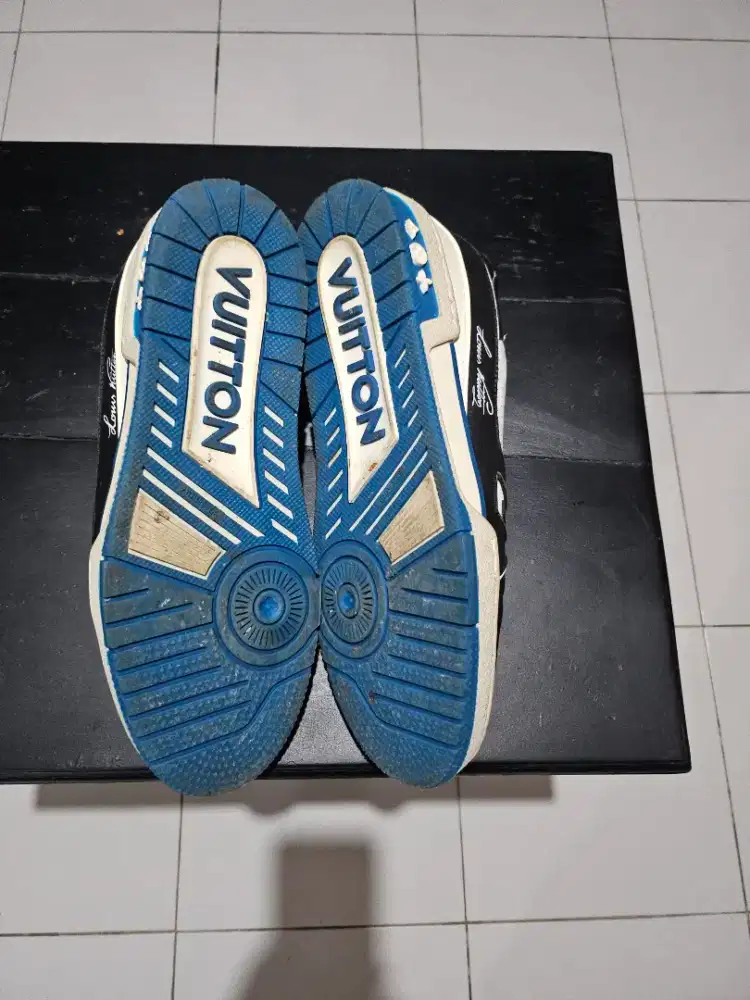 Sepatu LV Trainer