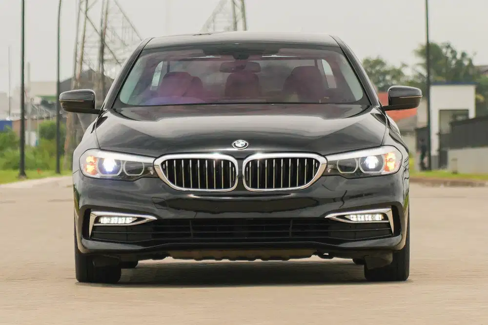Kalah sm intern? BMW 520i Luxury 2018 Black Luxury 320i e300 c300 c200