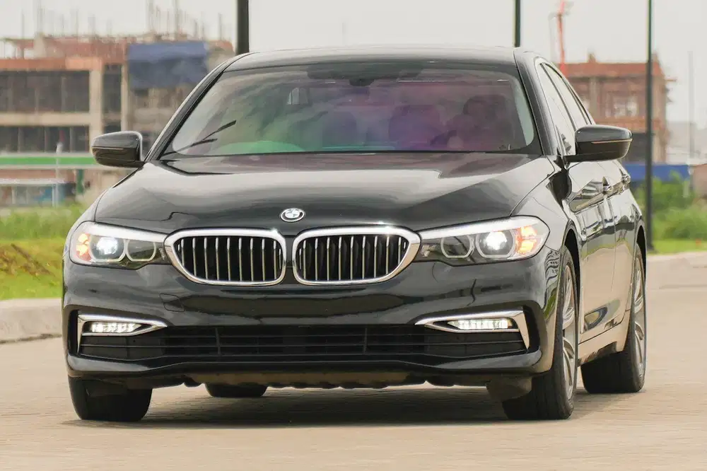 Pride Power Attitude! BMW 520i Luxury 2018 Black Bergaransi