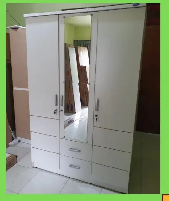 LEMARI PAKAIAN PUTIH