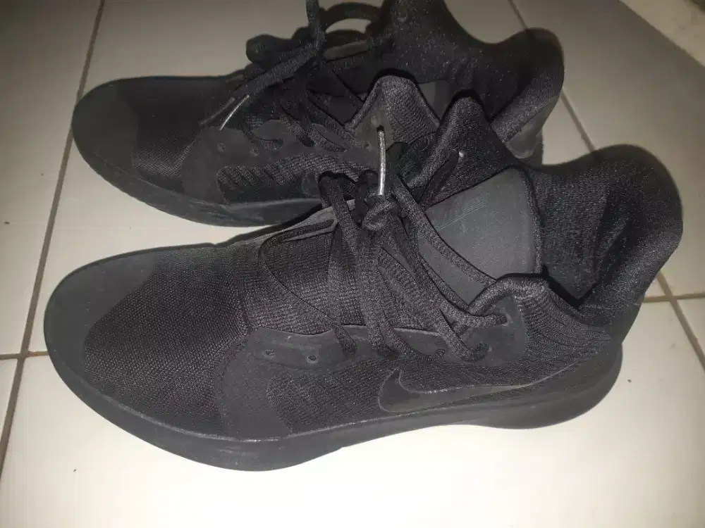 Sepatu Nike ukuran 44 no box