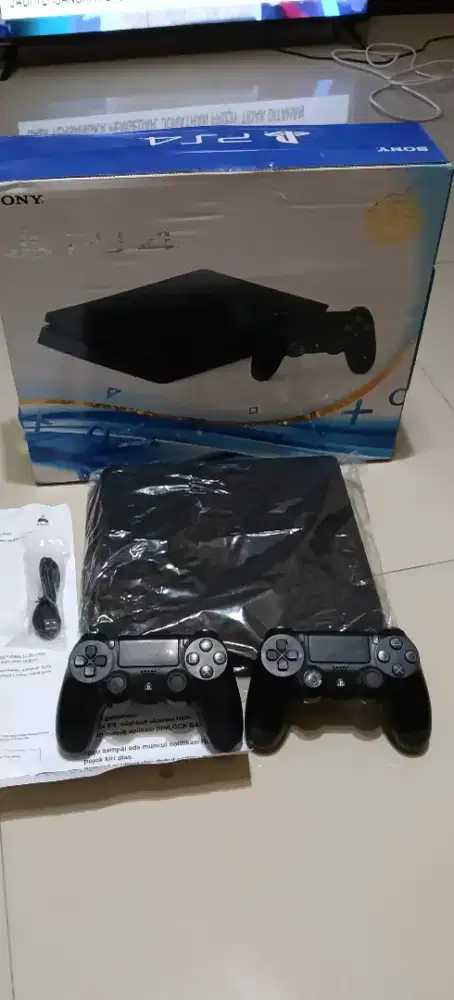 PS 4 slim 1TB Likenew
